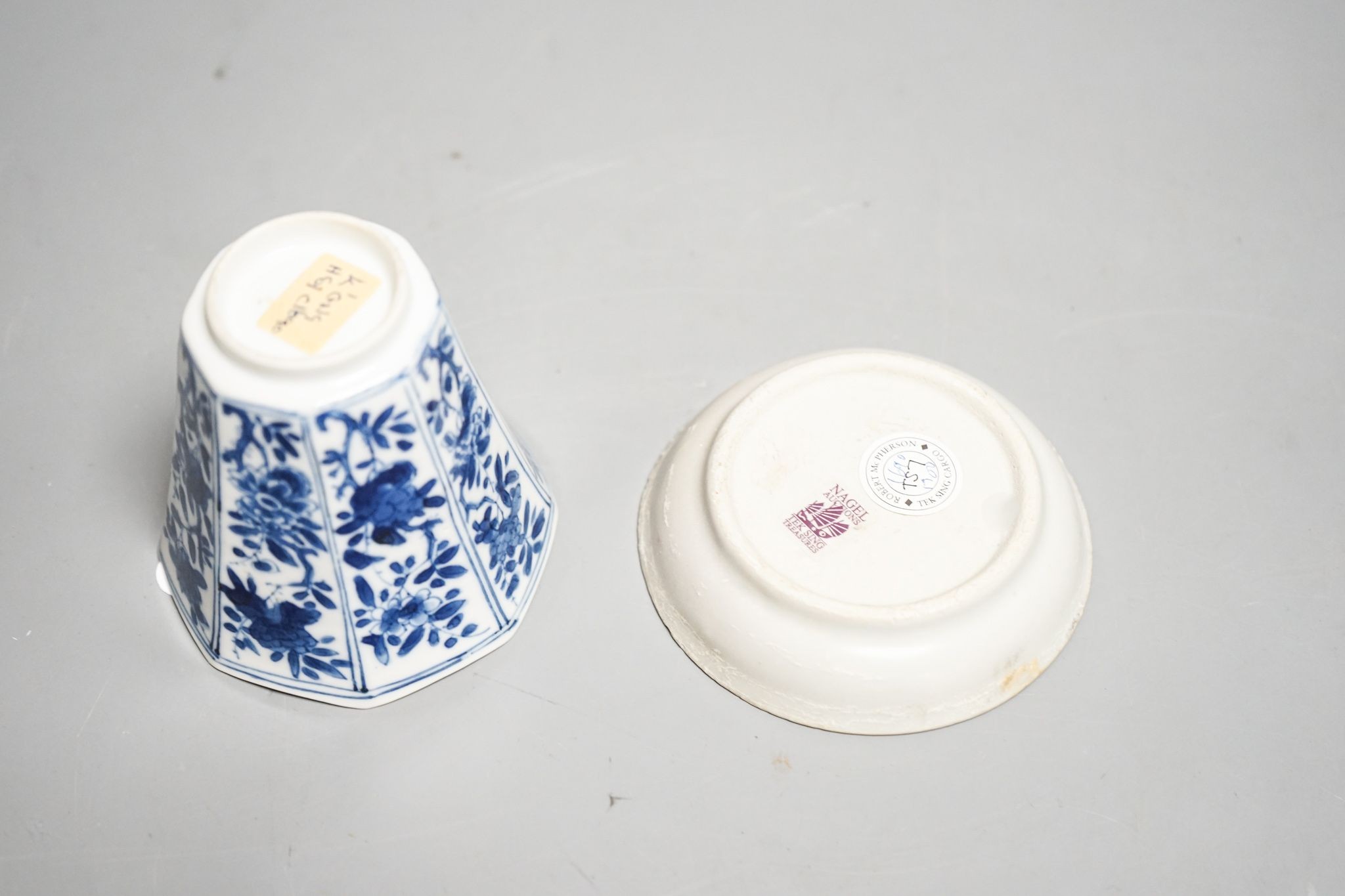 A Chinese Kangxi blue and white cup, 7cm and a Teksing cargo dish